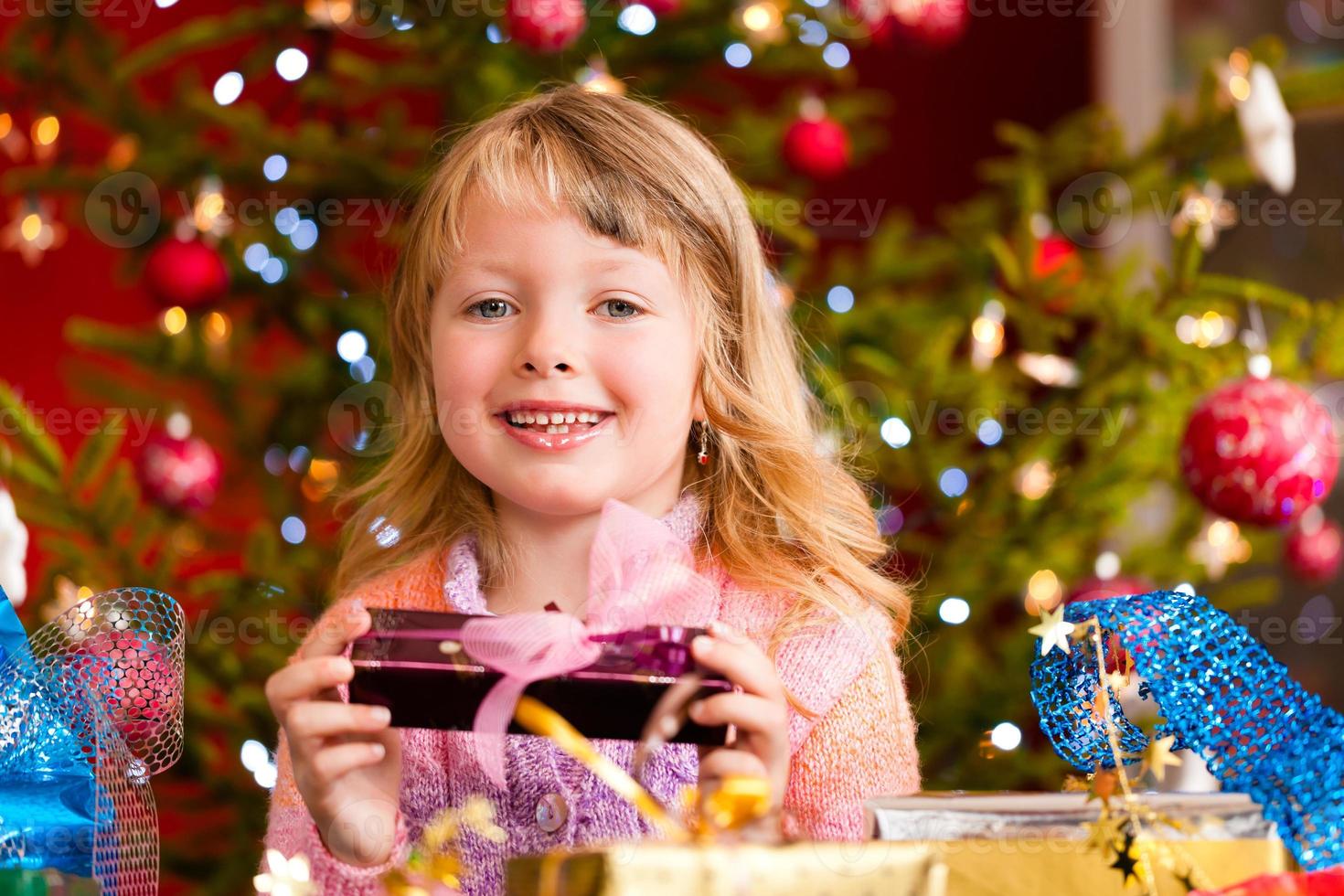 Kerstmis - klein meisje met kerst aanwezig foto