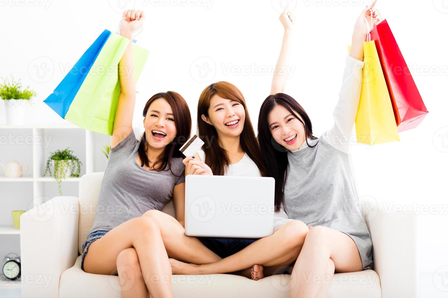jonge vrouwen die op laptop met online het winkelen concept letten foto