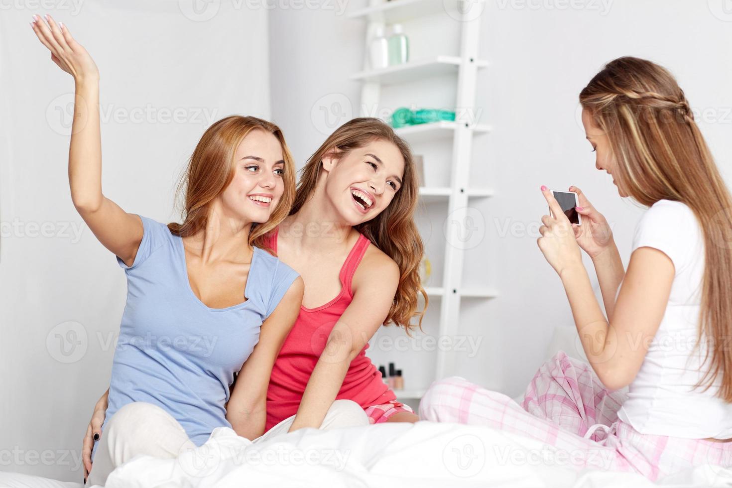 tienermeisjes met smartphone nemen foto thuis