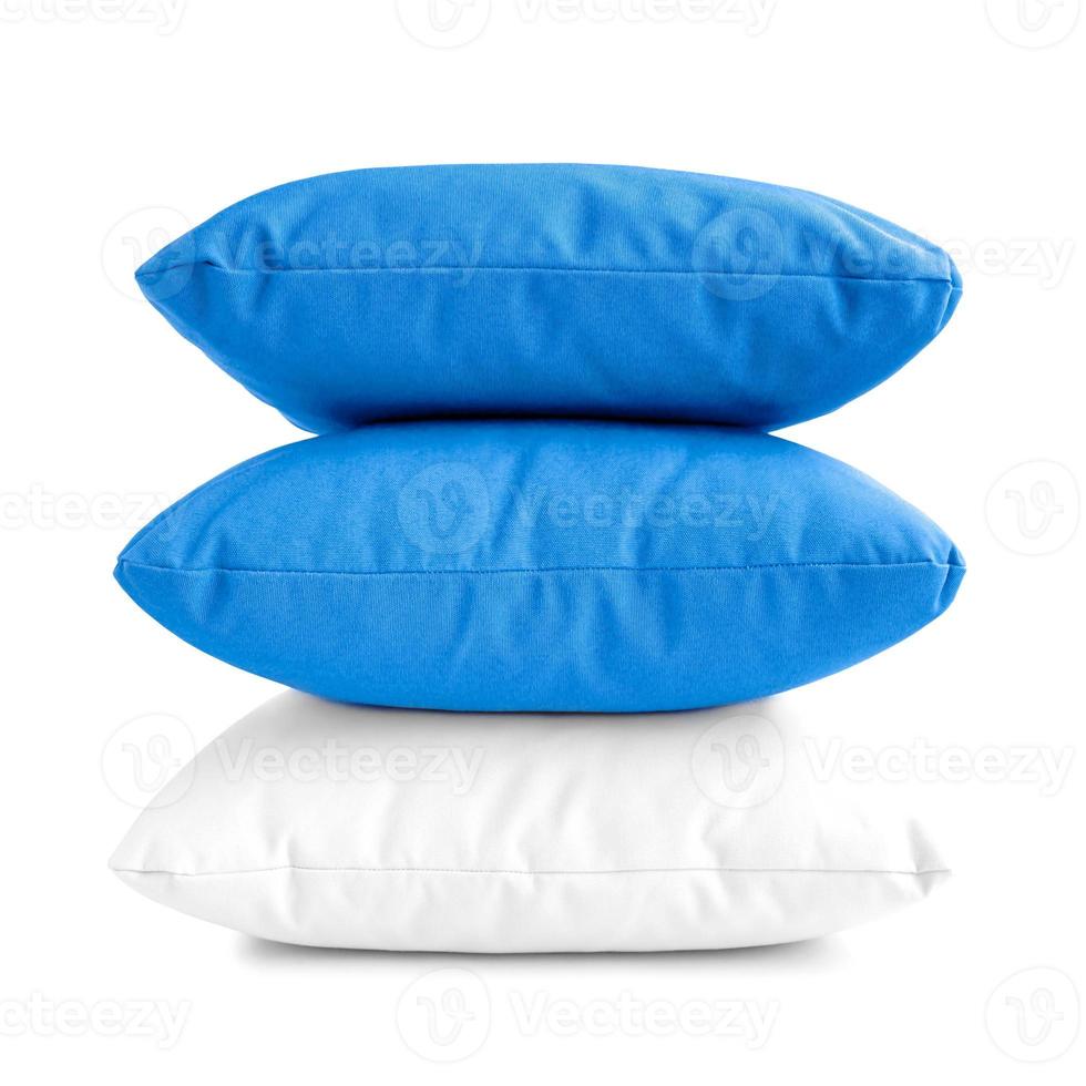 stapel van drie kussens of kussens geïsoleerd op een witte achtergrond foto