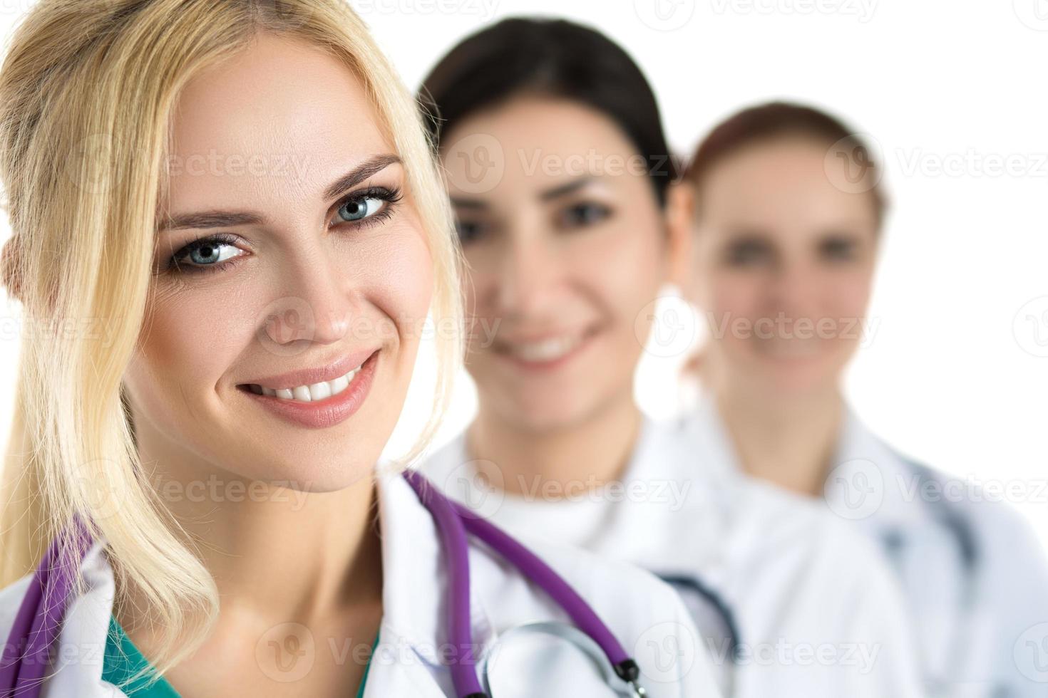 portret van jonge blonde vrouwelijke arts, omringd door medische thee foto