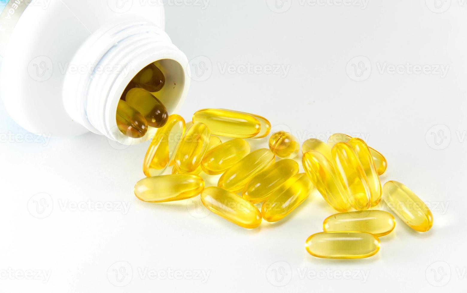 levertraan omega3 gel capsules geïsoleerd op een witte achtergrond. foto