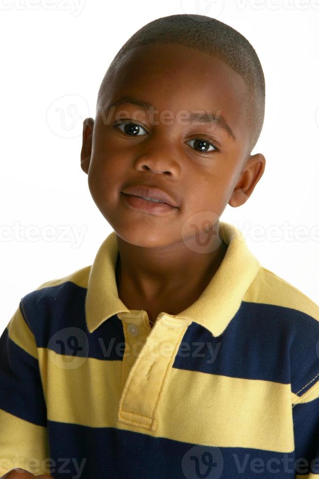 close-up shot van een lachende Afro-Amerikaanse jongen foto