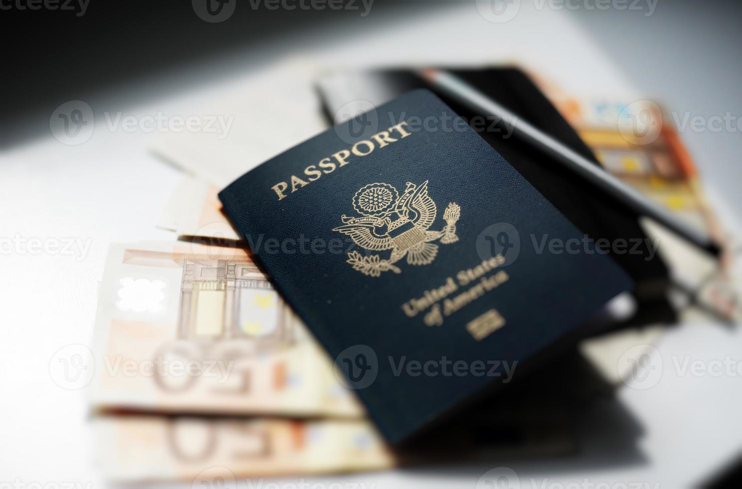 paspoort en geld op tafel foto