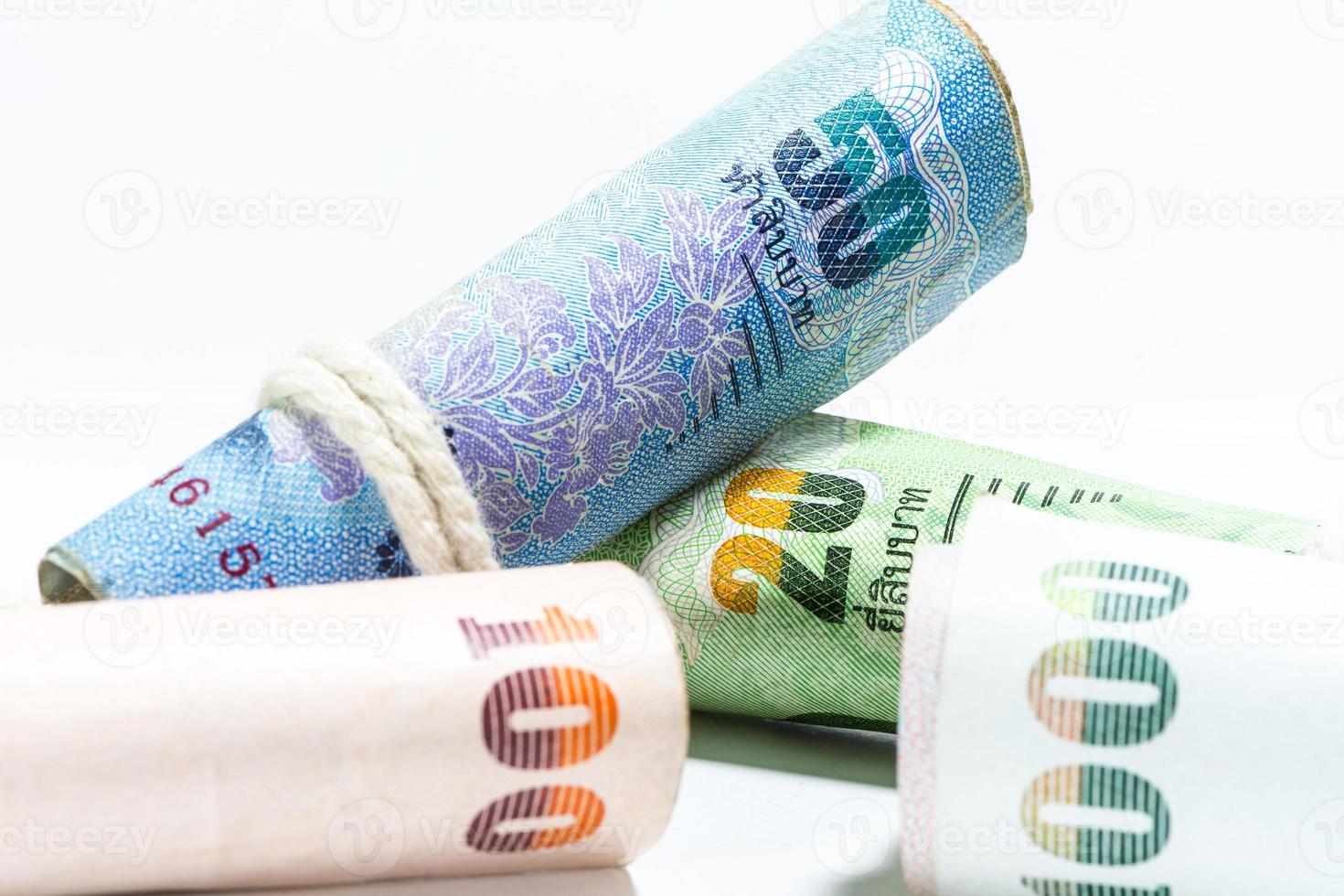 Thaise geldbankbiljetten op witte achtergrond. foto