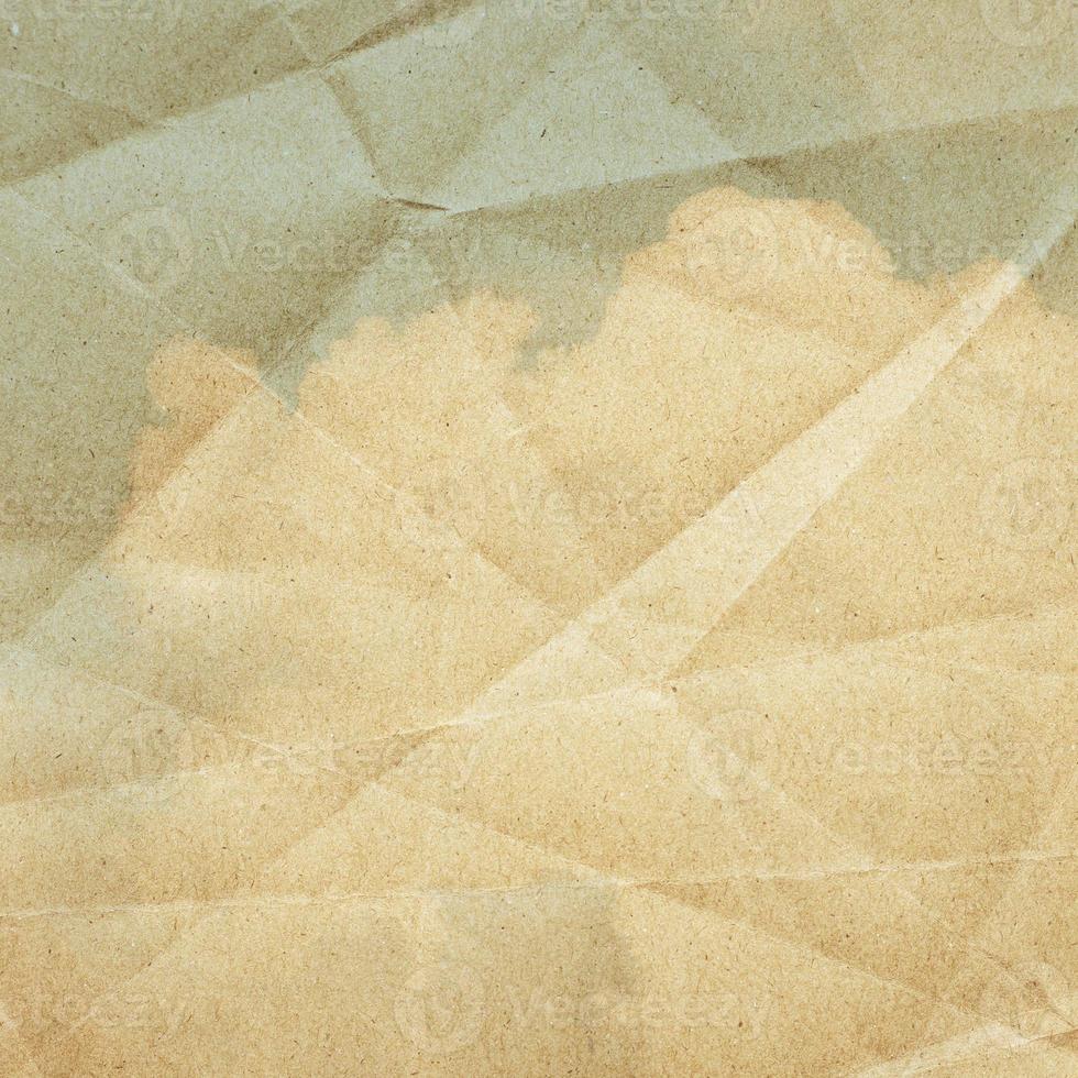 sky wolken op een gestructureerde, vintage papier achtergrond foto