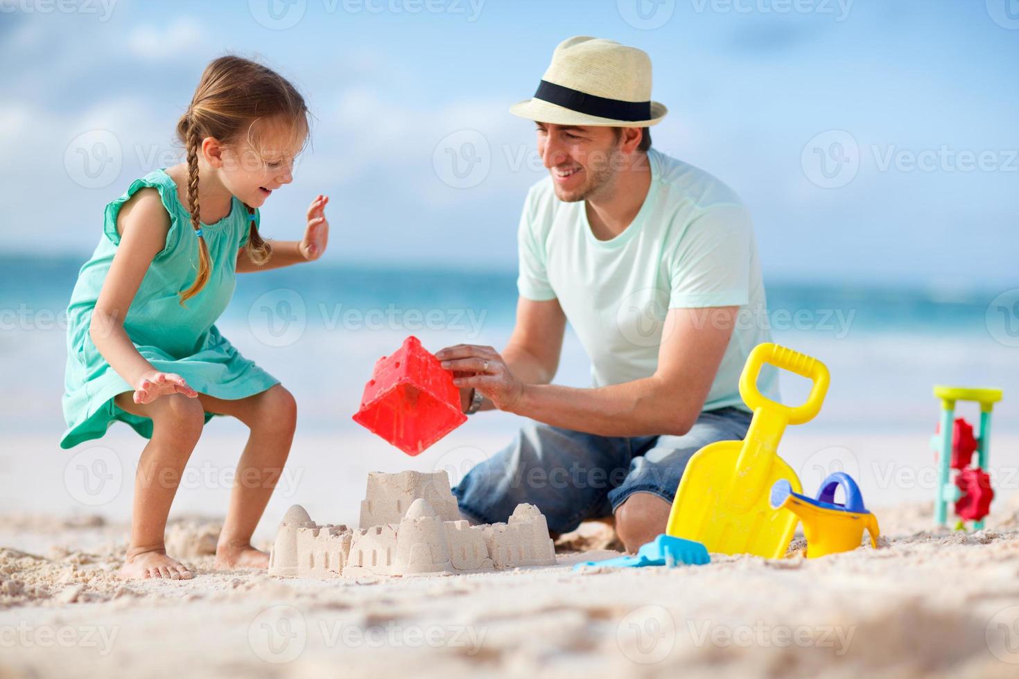 vader en dochter op het strand foto
