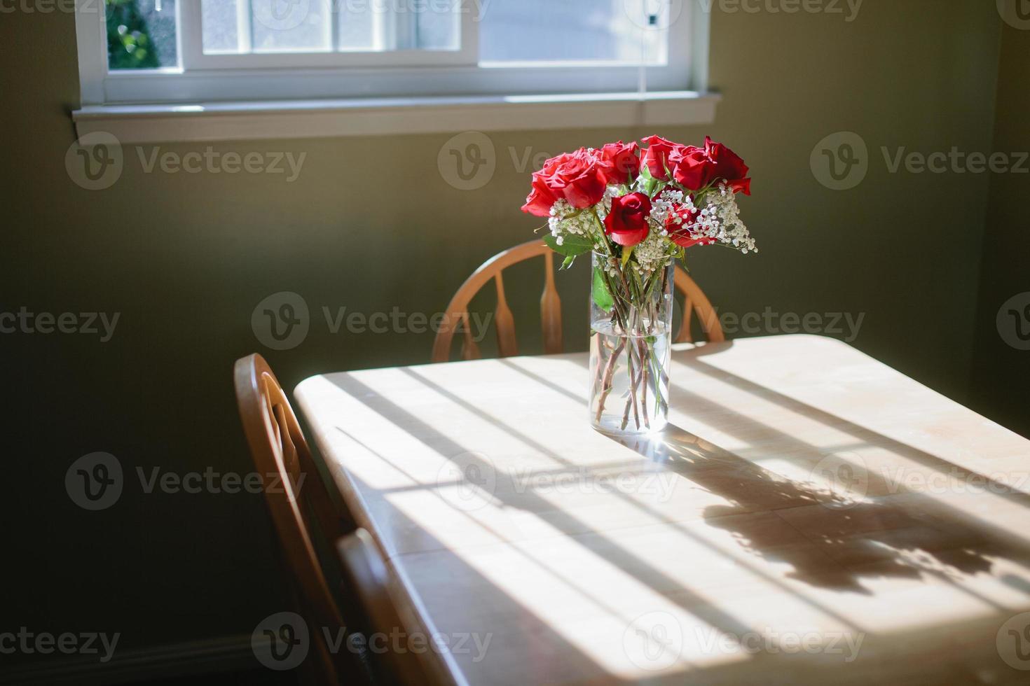 bloemenvaas op tafel foto