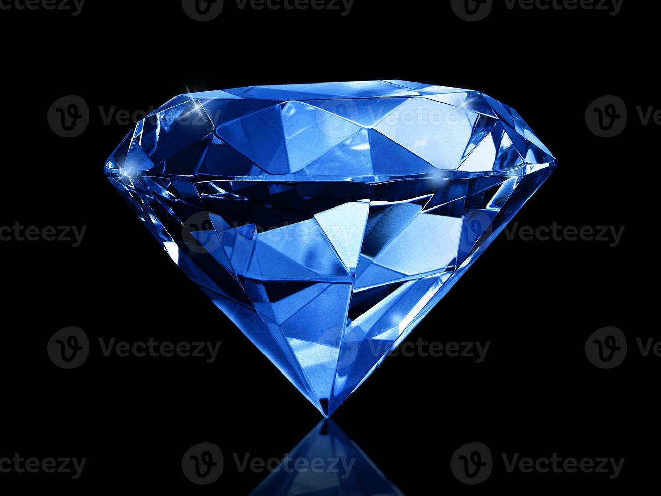 oogverblindende diamant blauwe edelstenen op zwarte achtergrond foto