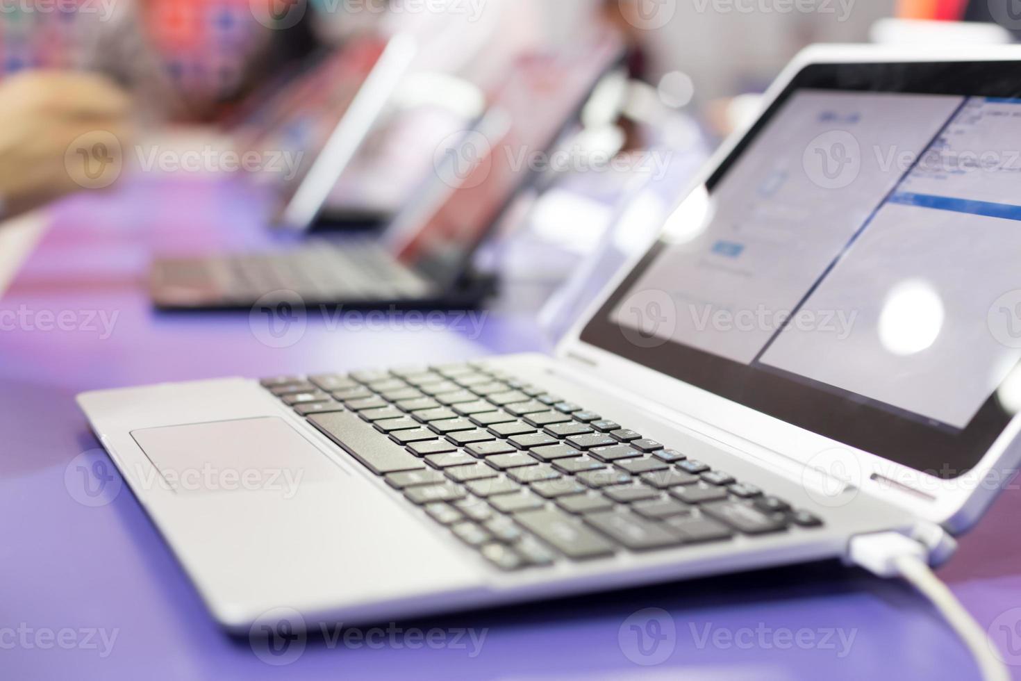 moderne laptop op technologietentoonstelling foto