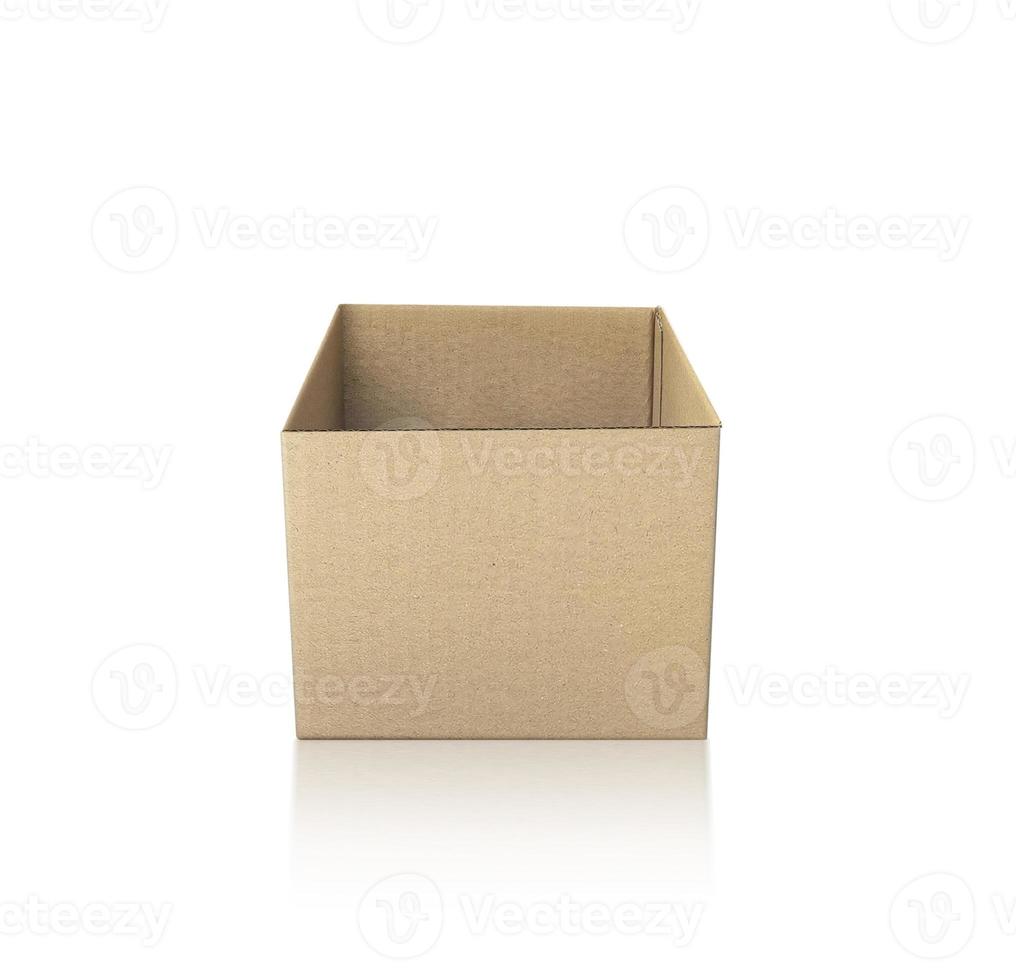 Open lege kartonnen doos geïsoleerd op een witte achtergrond foto