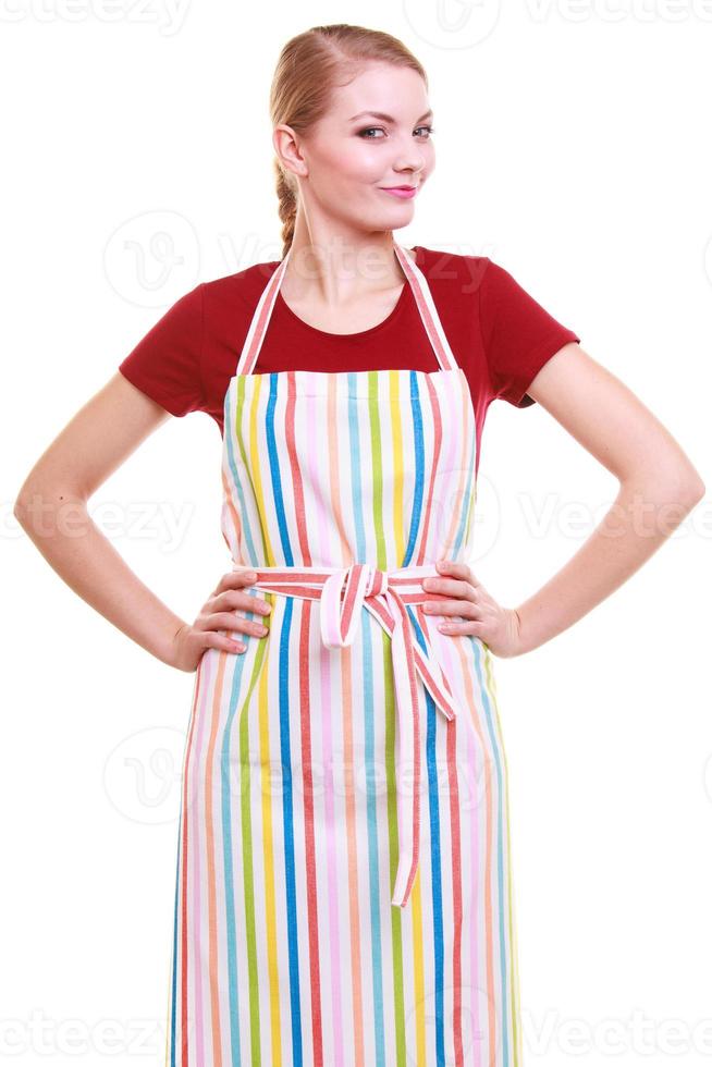 jonge huisvrouw met geïsoleerde de keukenschort van de oven kokende vuisthandschoen foto