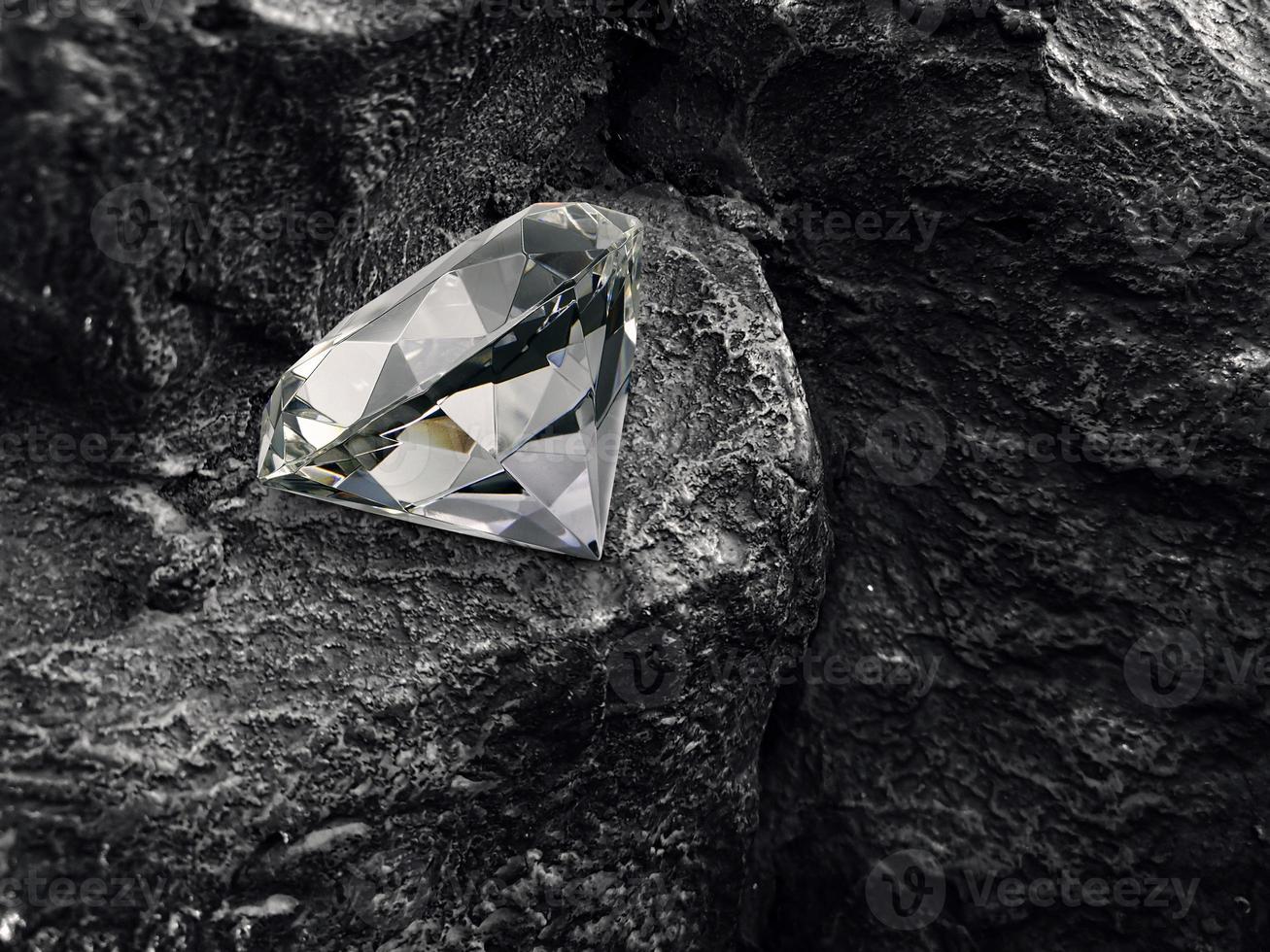 diamant op zwarte steenkoolachtergrond foto