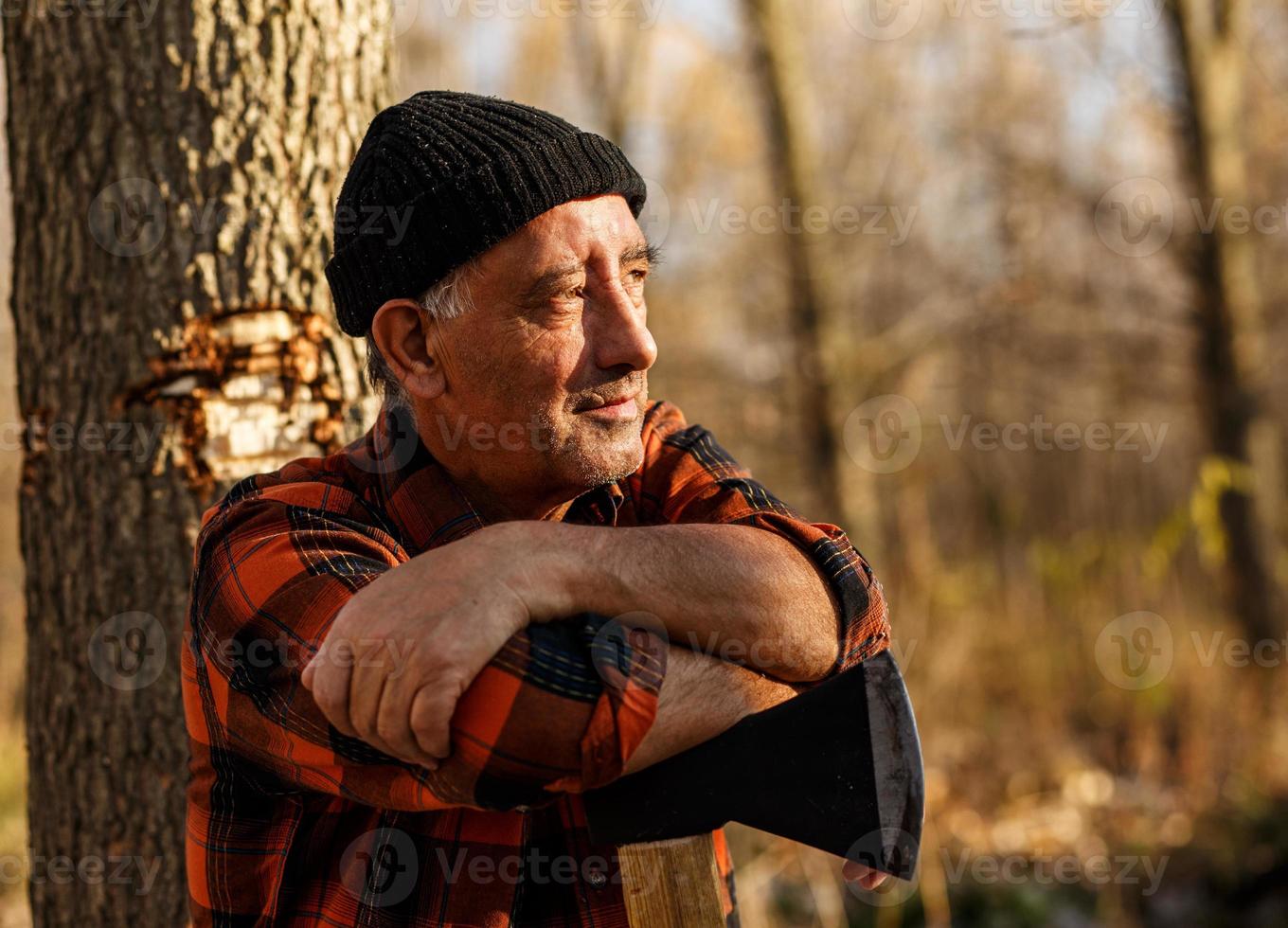 portret van houthakker in de natuur foto