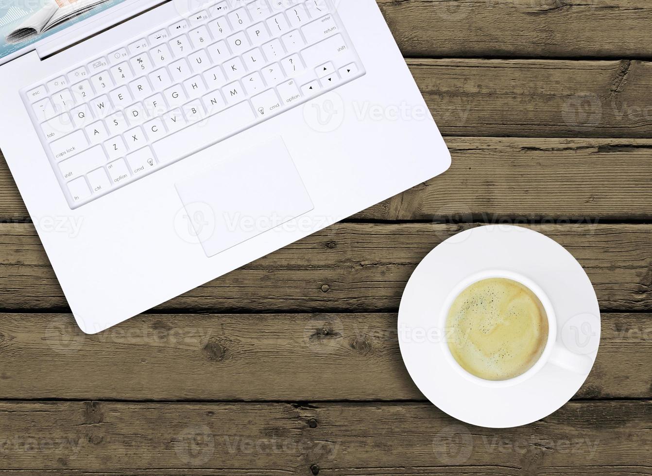 laptop en een kopje koffie met crema foto