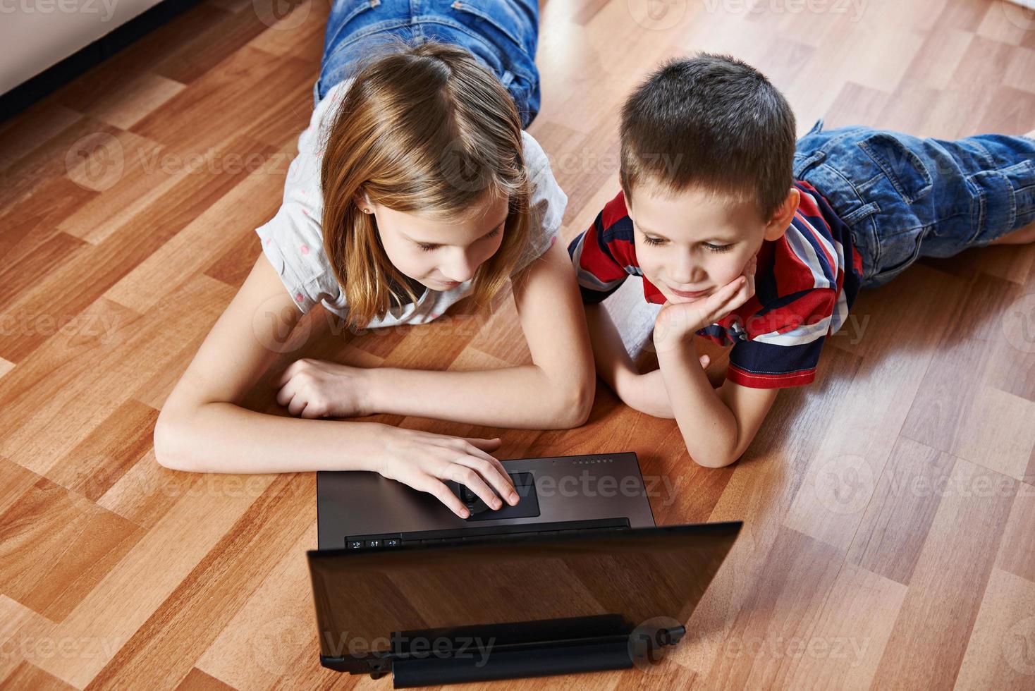 kinderen met laptop foto