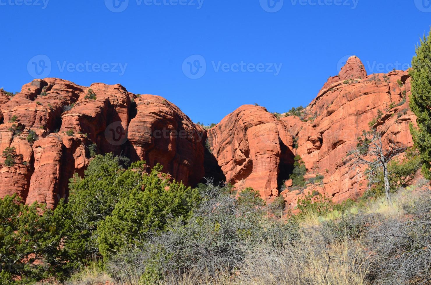 blauwe luchten over rode rotskliffen van sedona foto