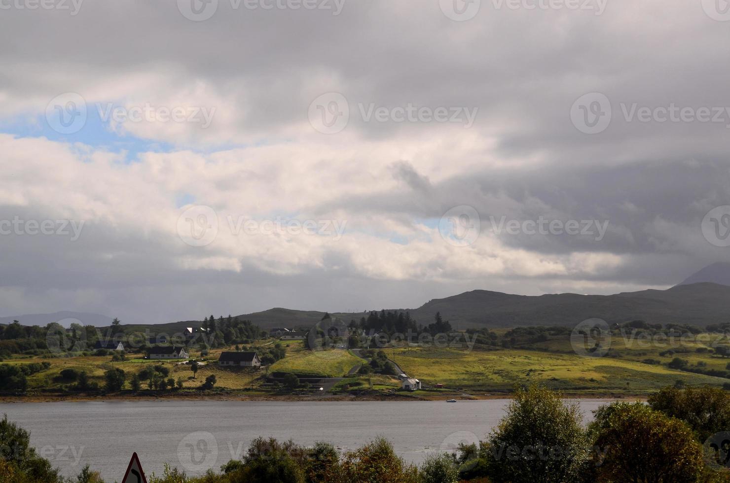 bewolkte luchten op het eiland Skye met een prachtig schilderachtig landschap foto