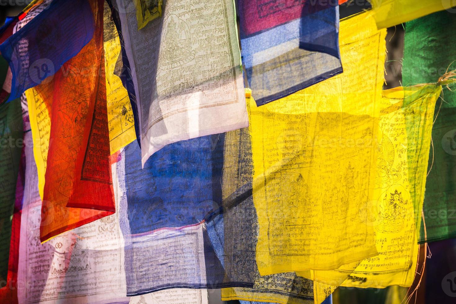 kleurrijke gebedsvlaggen als symbool van het boeddhisme foto