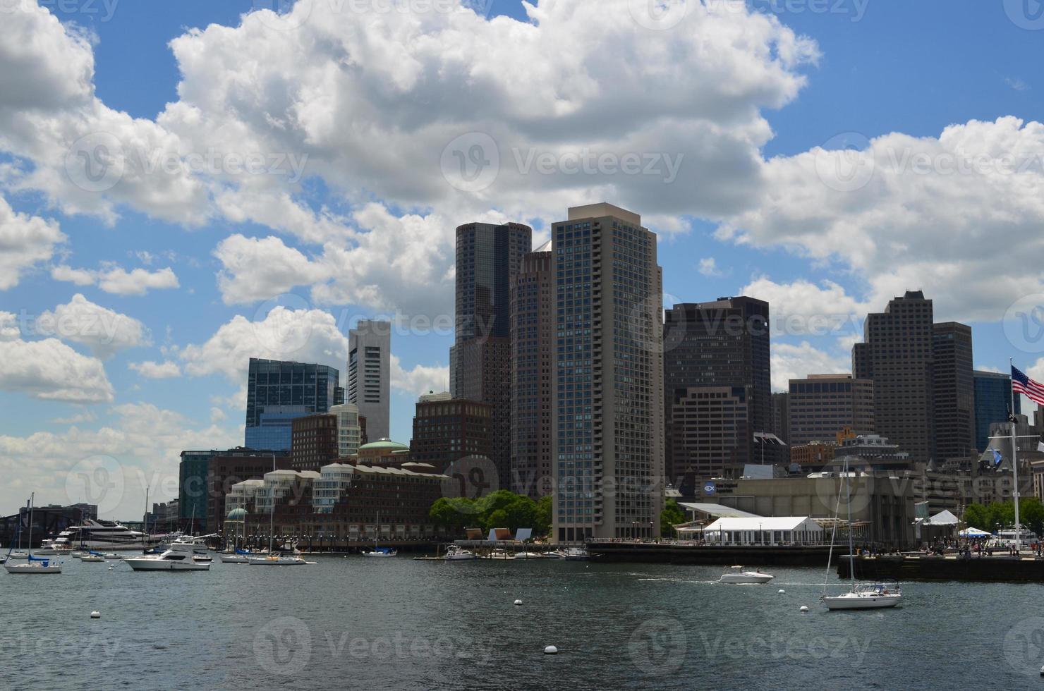 Boston Harbor en wolkenkrabbers in de stad Boston foto