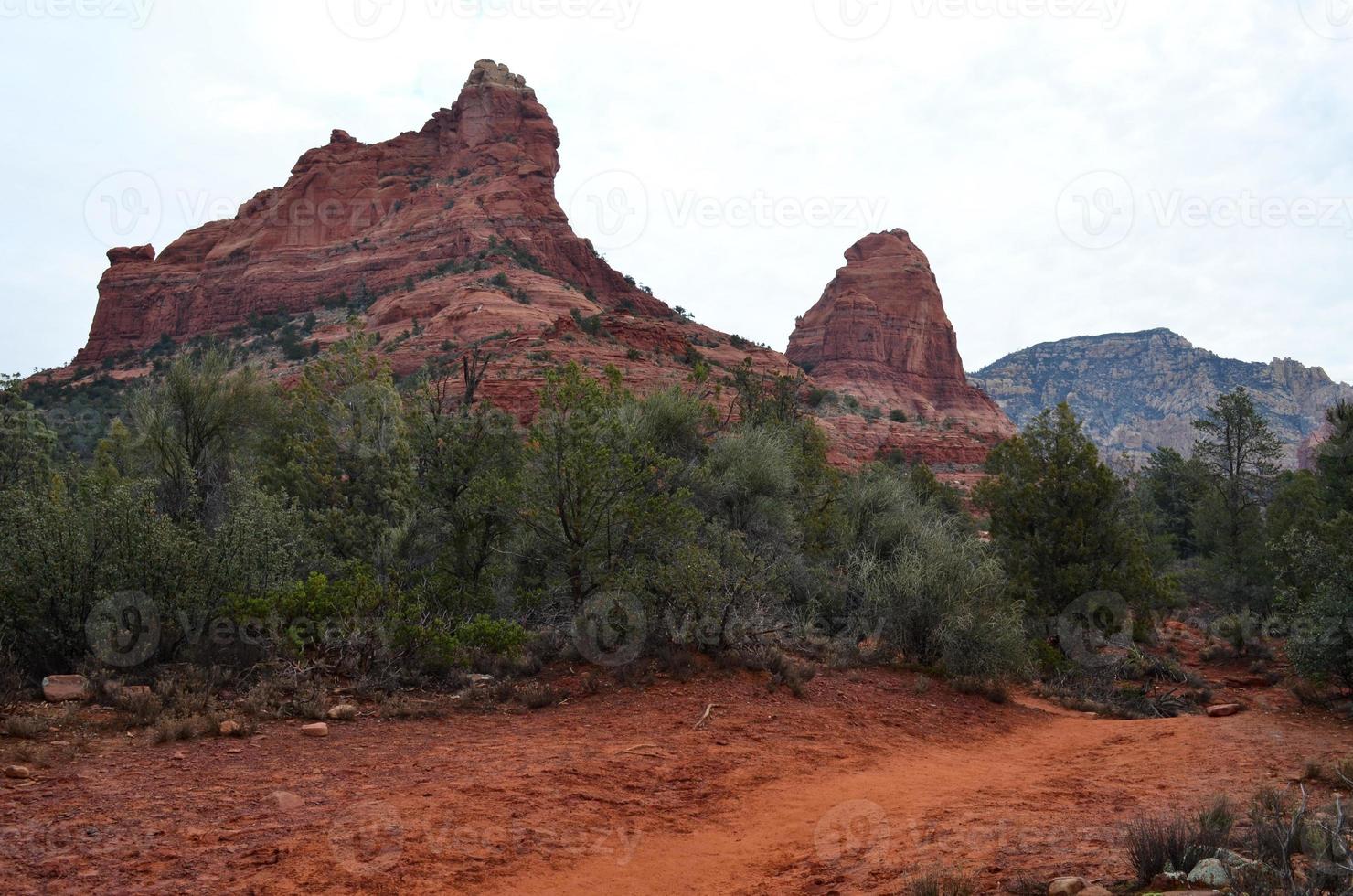 rode rots wandelpad door landelijk arizona foto