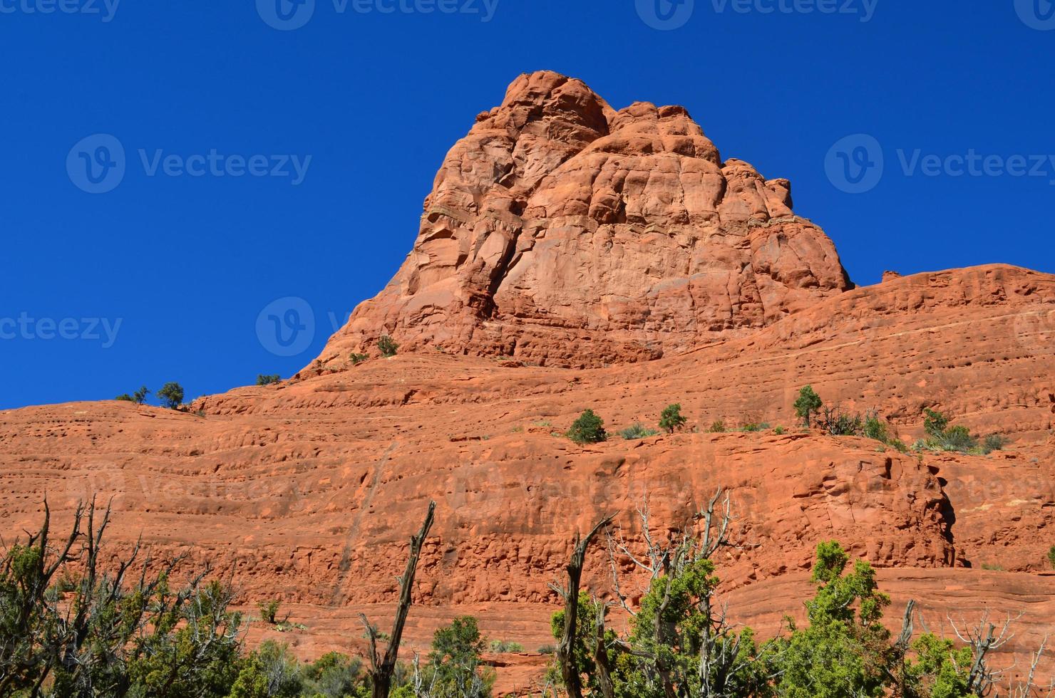 blauwe luchten over torenhoge rode rots in sedona foto