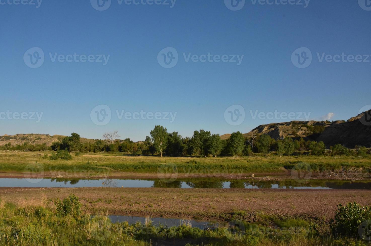 kleine Missouri rivier die in de zomer kronkelt foto