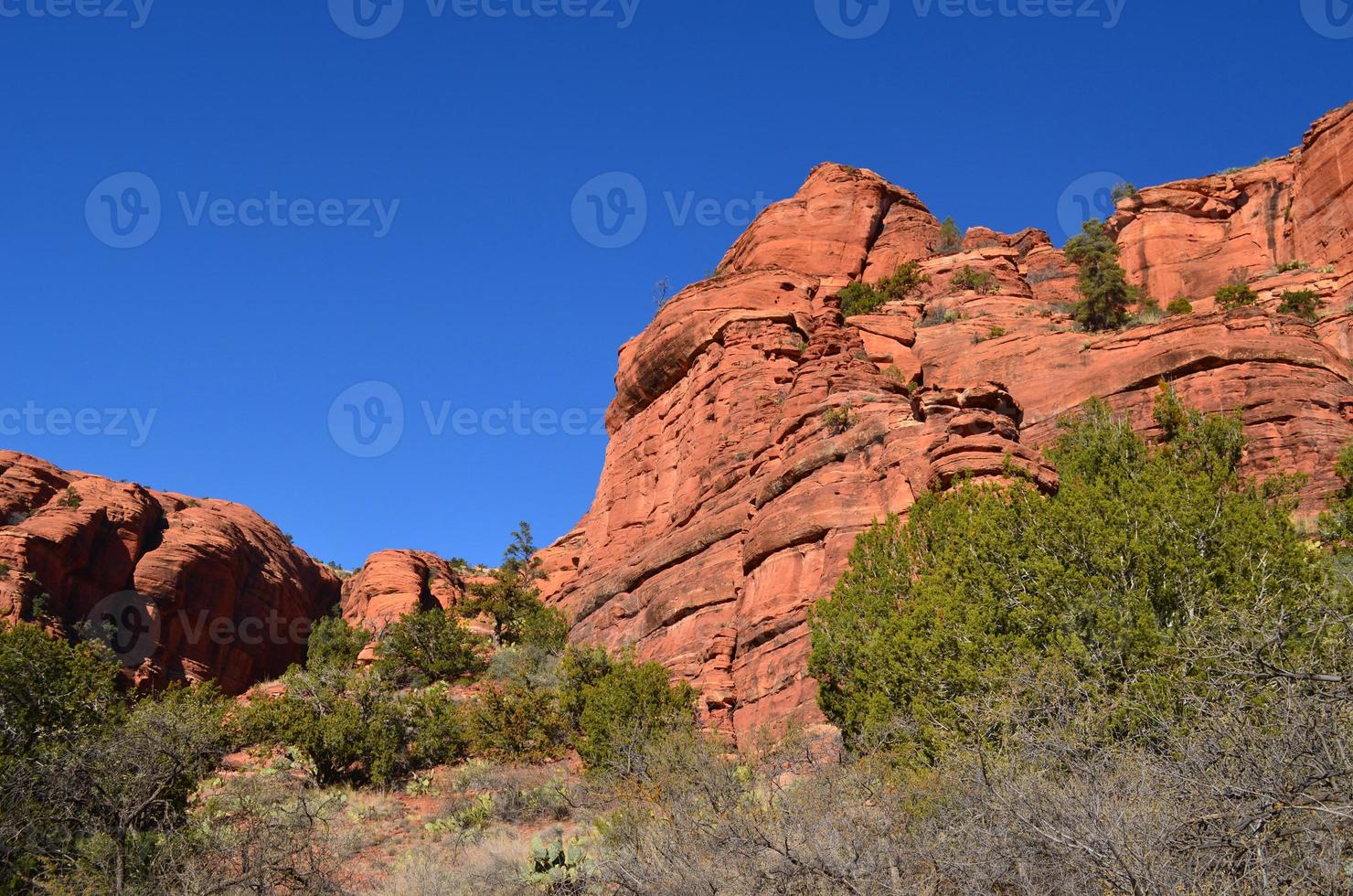 prachtige rode rotsformaties onder een blauwe lucht foto