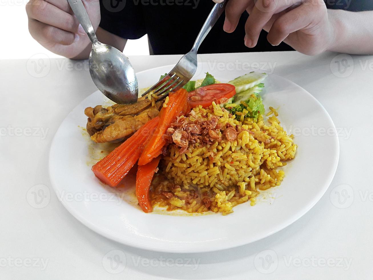 moslim gele rijst met kip op witte plaat geïsoleerd op witte achtergrond foto