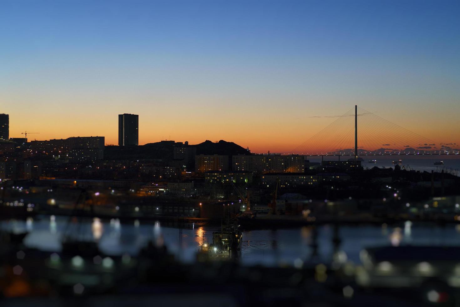 een stadsgezicht bij zonsopgang. vladivostok, rusland foto