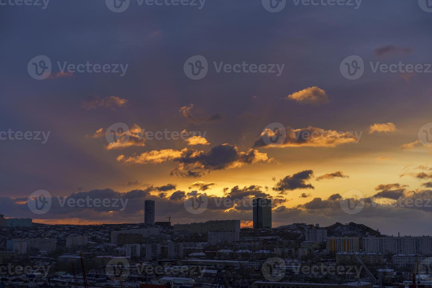 een stadsgezicht bij zonsopgang met de stralen van de zon. vladivostok, rusland foto
