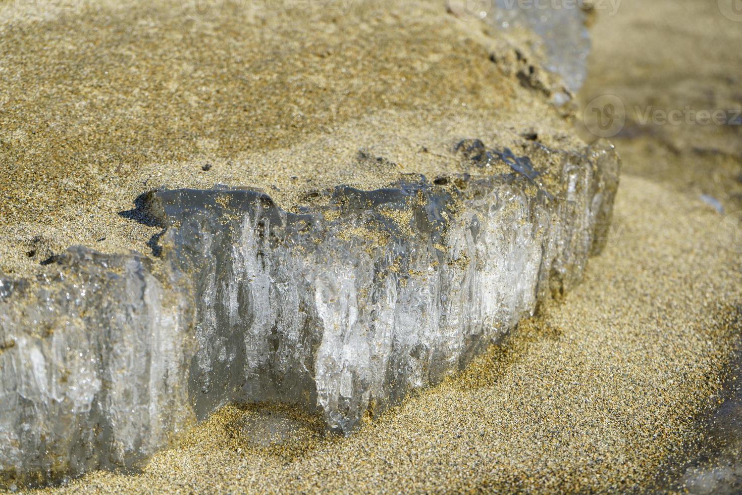 natuurlijke achtergrond met geel zand en getextureerd ijs foto