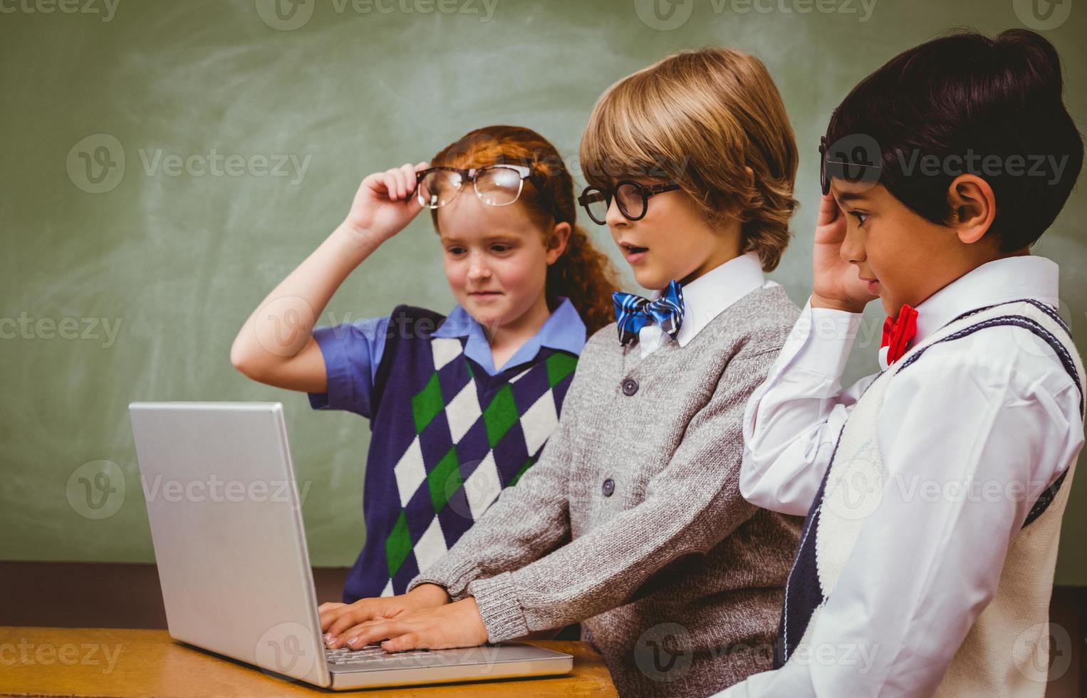 schoolkinderen met behulp van laptop in de klas foto