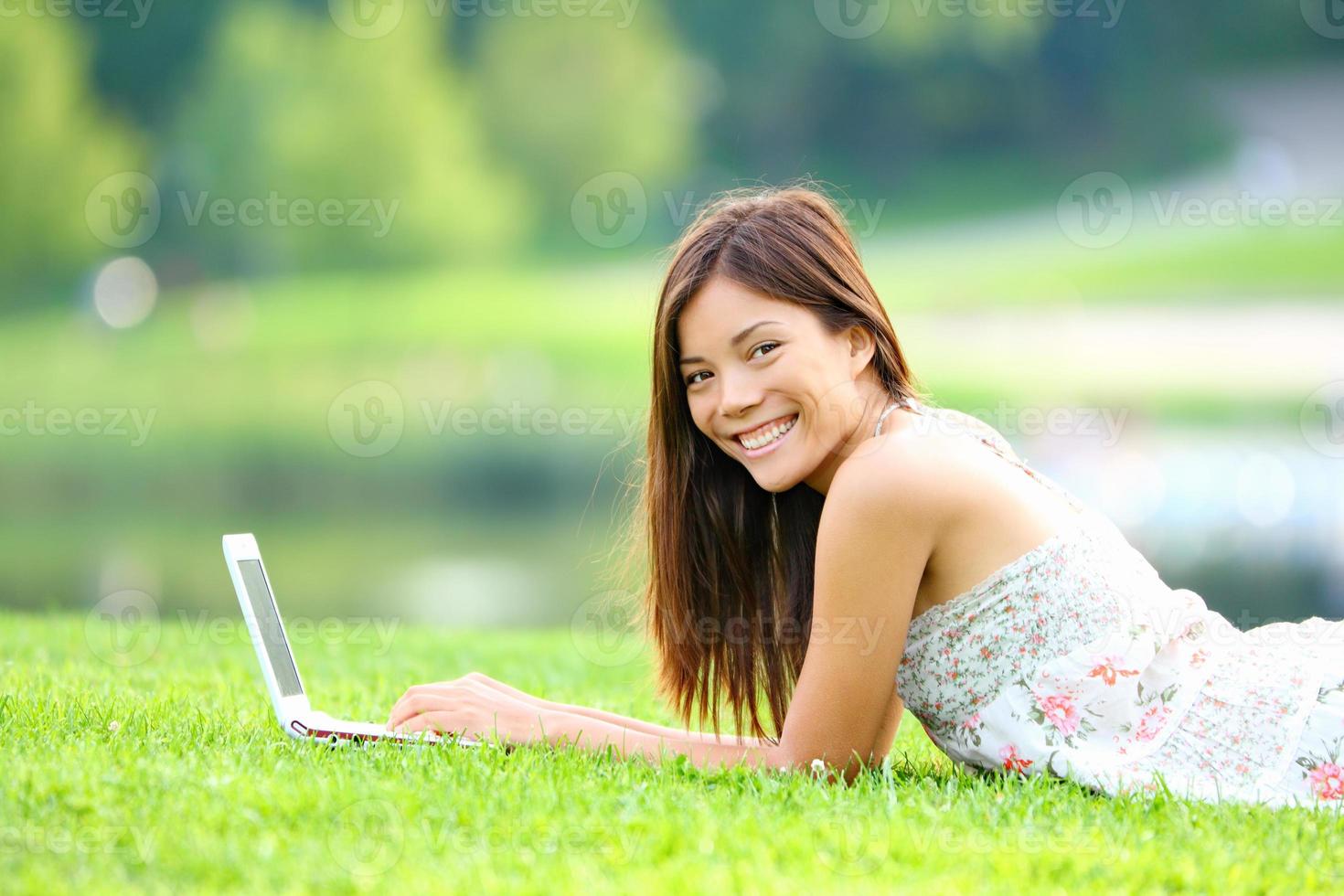 meisje in park op laptop foto