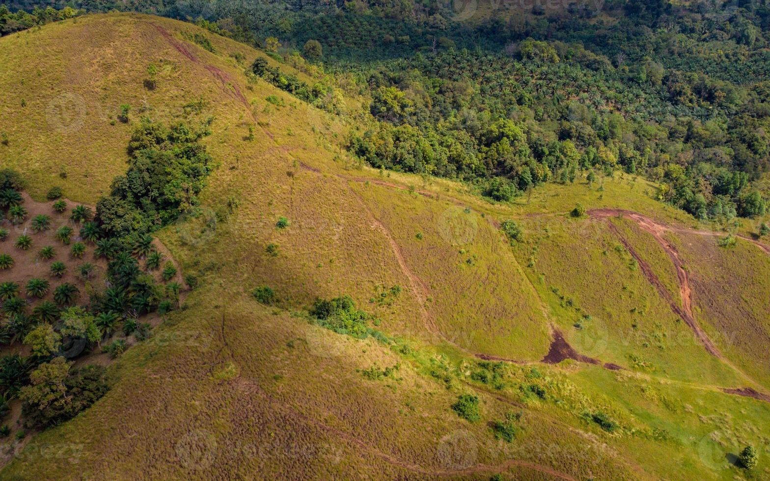 kale berg of phu khao ya met groen grasveld en blauwe lucht. een van de natuurlijke reisattracties in de provincie ranong, thailand foto