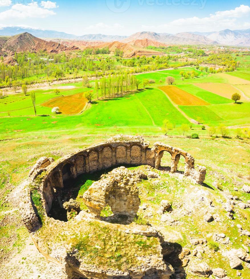 luchtfoto van boven naar beneden uitzicht schilderachtige ronde bana kathedraal muur ruïnes. beroemde Georgische bezienswaardigheid in Turkije foto