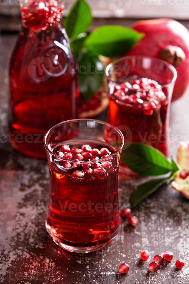 granaatappeldrank met bruisend water foto