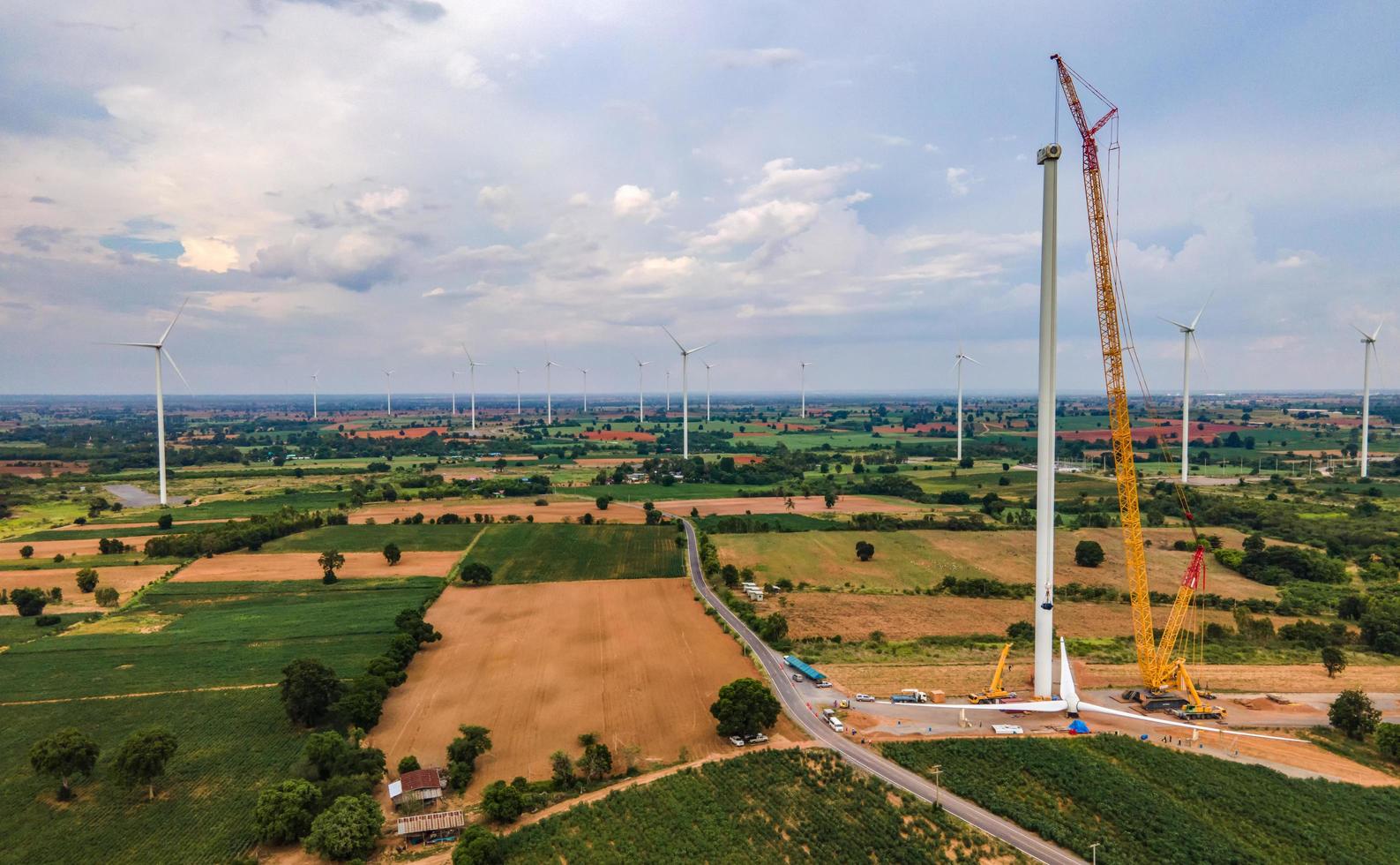 panoramisch uitzicht op windmolenpark of windpark, in het weideveld is een van de schoonste, hernieuwbare elektrische energiebronnen. met hoge windturbines voor de opwekking van elektriciteit. groen energieconcept. foto