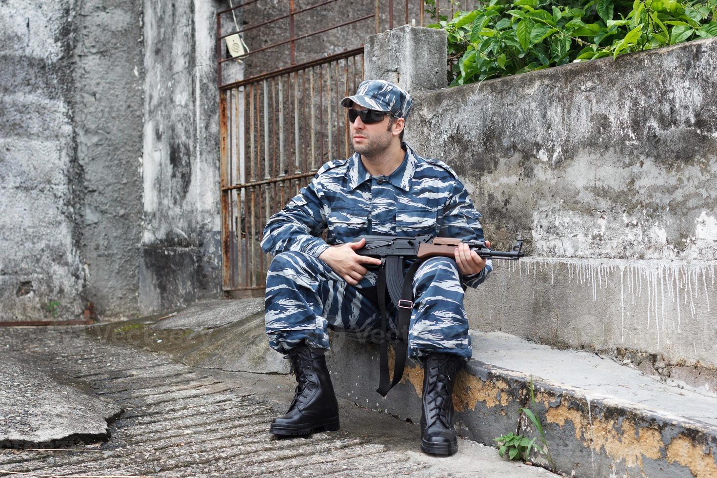 Kaukasische militaire man met geweer foto