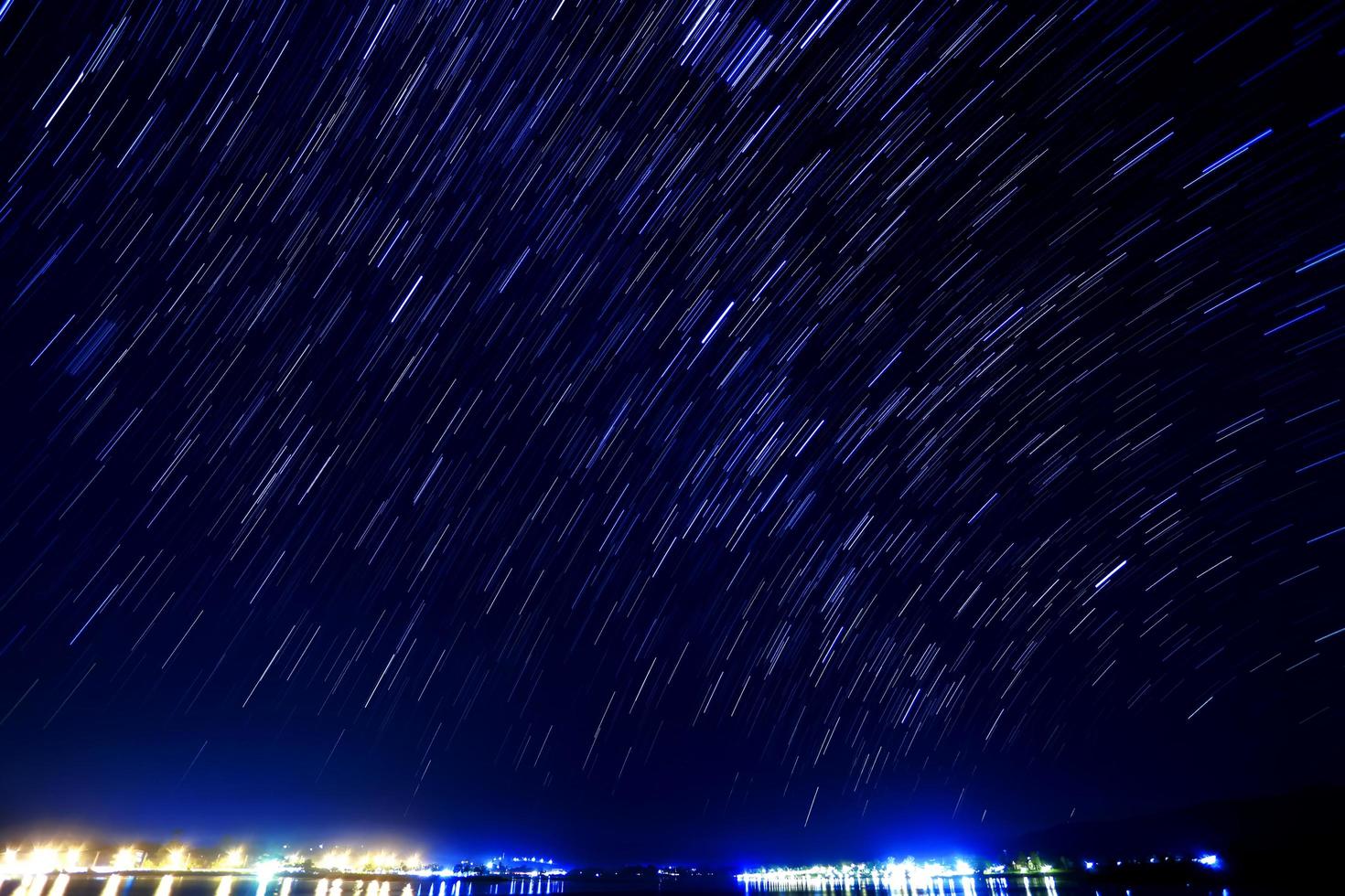 prachtig sterrenspoorbeeld tijdens de nacht foto