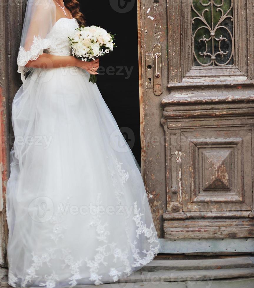 prachtige Kaukasische bruid in een prachtige jurk foto