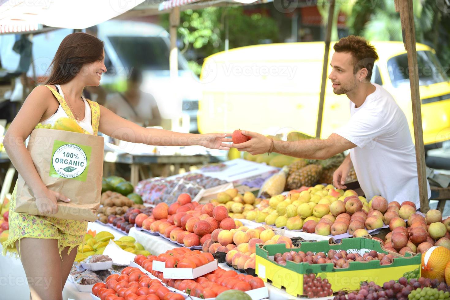groenteman uitdelen van een fruit aan een consument. foto