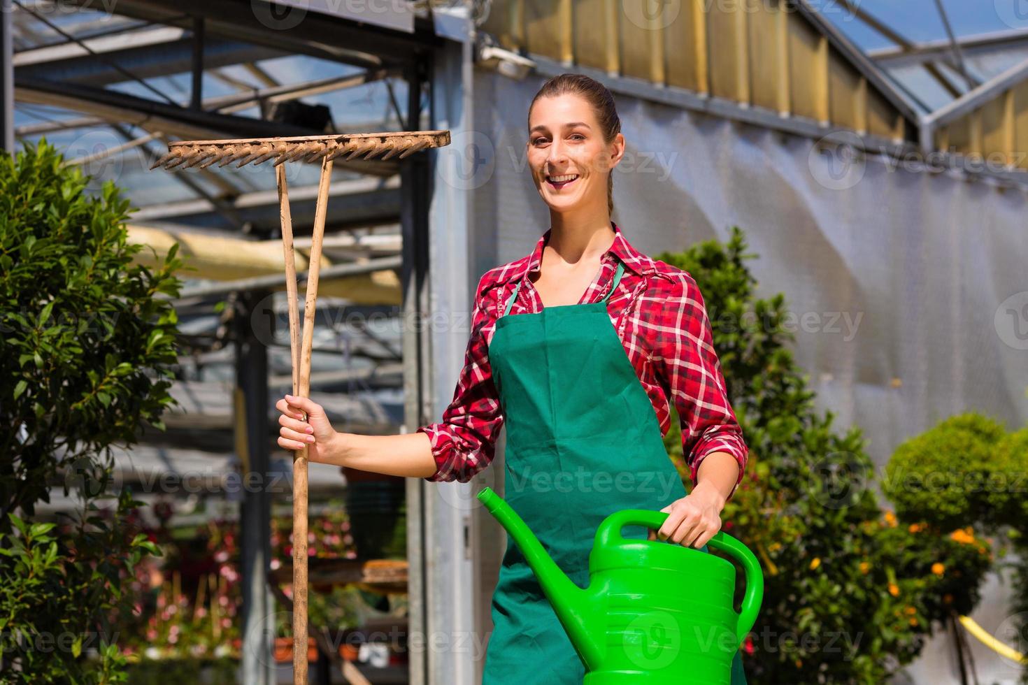 vrouw commerciële tuinman in kwekerij foto