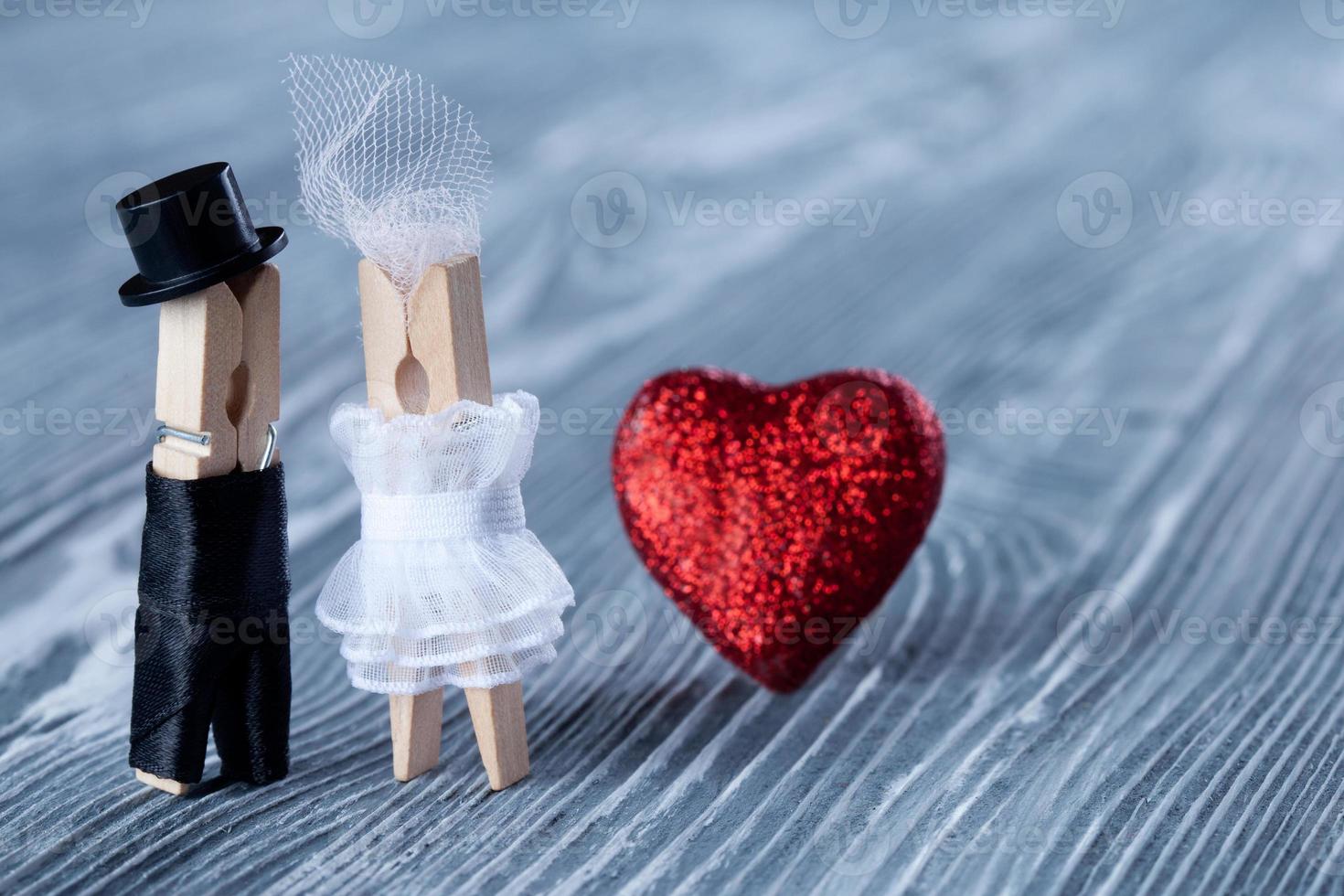 romantisch koppel. huwelijksuitnodiging. man, vrouw en lees hart. foto