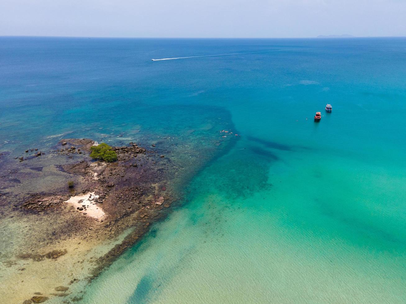 luchtfoto van natuur tropisch paradijs eiland strand beveelt een goede zomer mooie tijd op het strand met helder water en blauwe lucht in koh kood of ko kut, thailand. foto