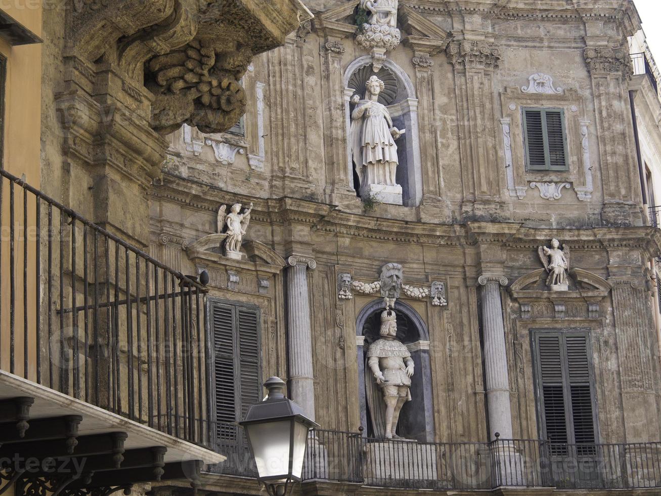 sicilia eiland met de stad palermo foto