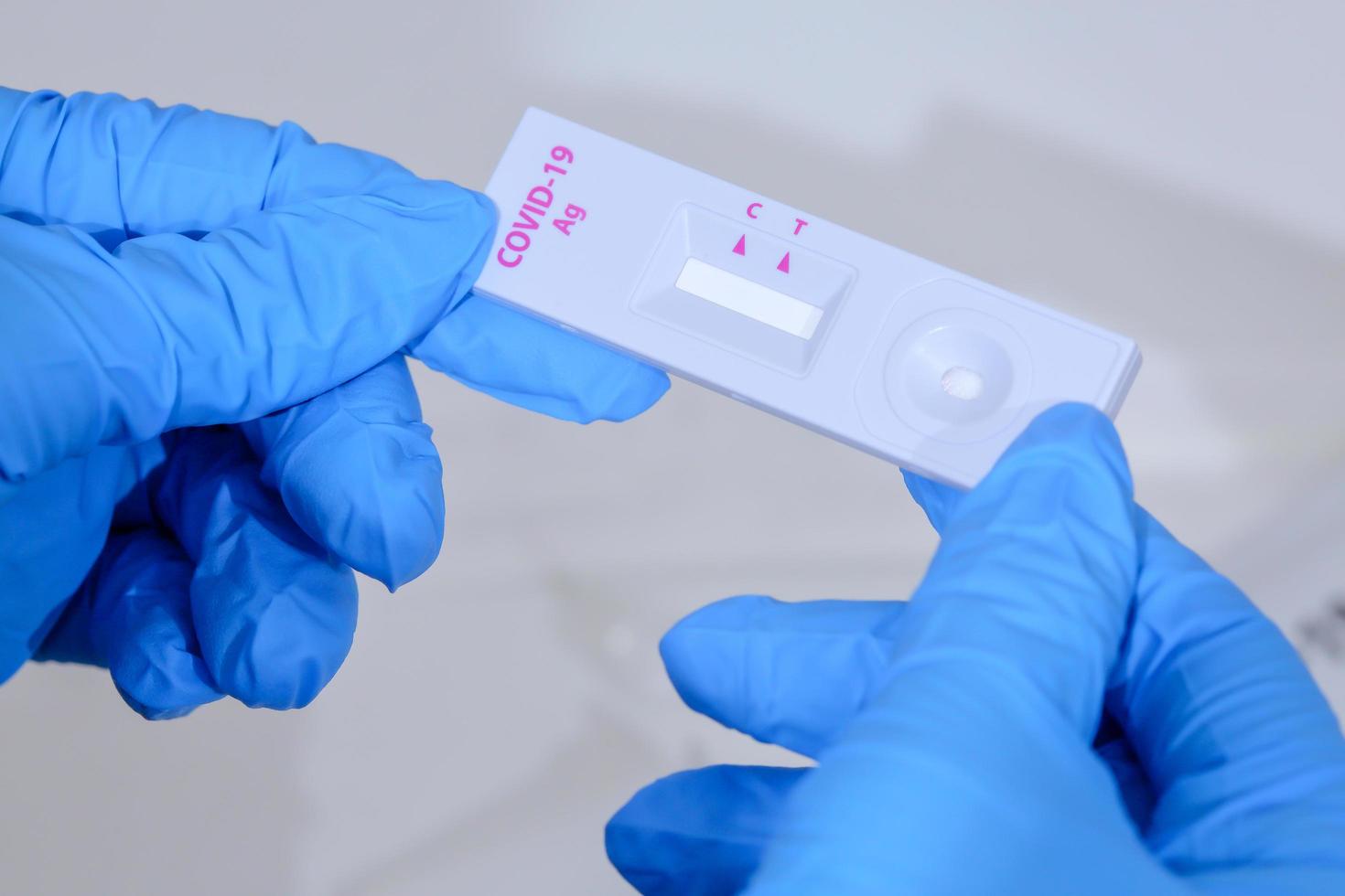 close-up van een corona virusziekte. gezondheidszorgkit voor test covid-19 snel antigeen, snelle detectietests, comfortabel om thuis zelf te testen. foto
