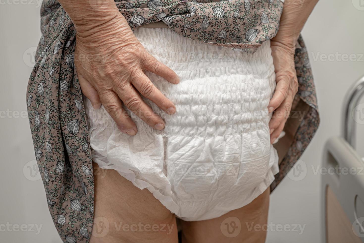 Aziatische senior of oudere oude dame vrouw patiënt dragen incontinentie luier in verpleegafdeling ziekenhuis, gezond sterk medisch concept. foto