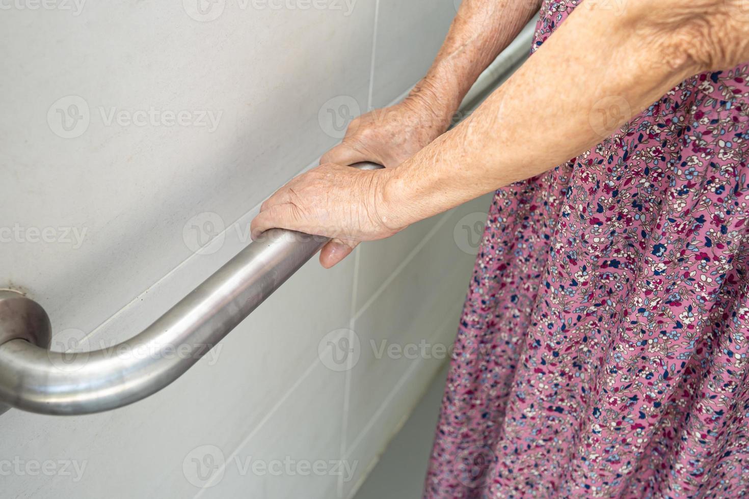 Aziatische senior of oudere oude dame vrouw patiënt gebruik toilet badkamer handvat beveiliging in verpleegafdeling ziekenhuis, gezond sterk medisch concept. foto