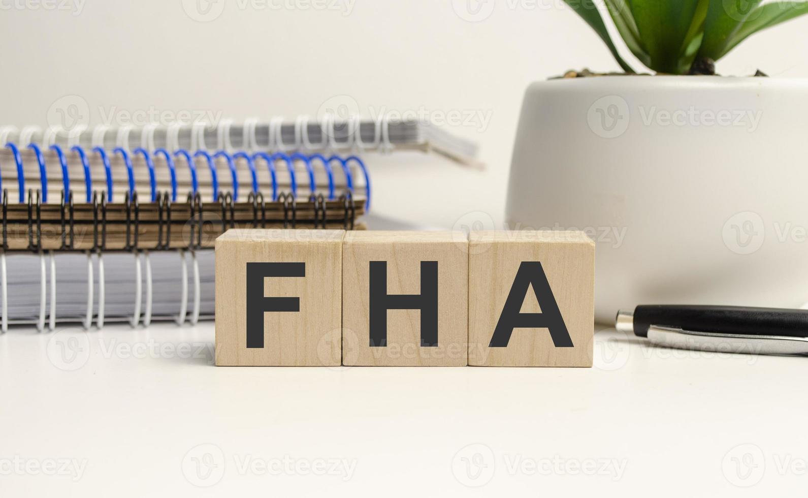 fha-symbool. houten kubussen vormen het woord fha, federale huisvestingsadministratie. foto